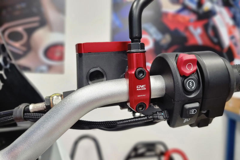 Cavallotto pompe Brembo - foro specchio filettatura M10 sinistra