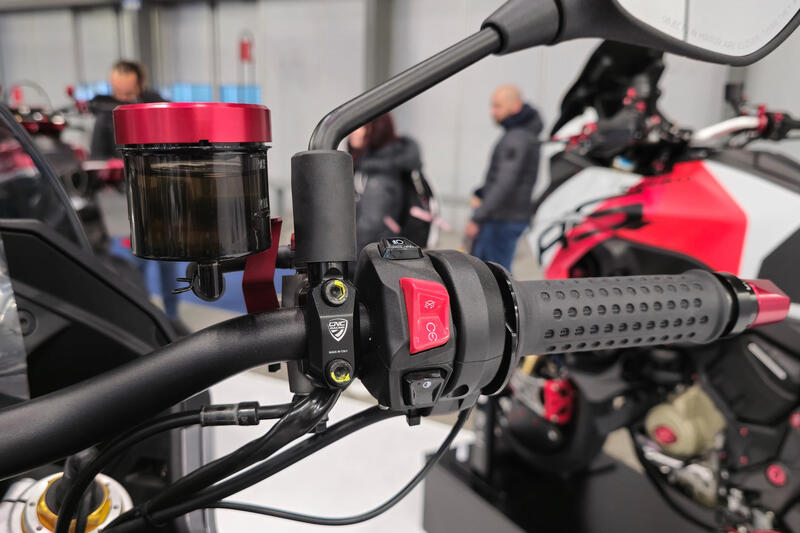 Cavallotto pompe Brembo - foro specchio filettatura M10 destra