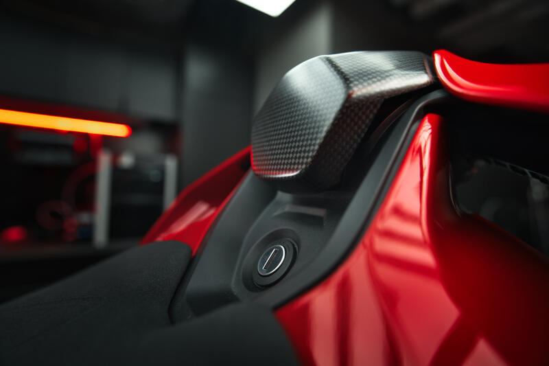 Schienalino / Tampone sella posteriore in carbonio per Ducati Panigale V4 MY 2025 e Streetfighter V4 MY2025