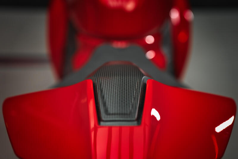 Schienalino / Tampone sella posteriore in carbonio per Ducati Panigale V4 MY 2025 e Streetfighter V4 MY2025