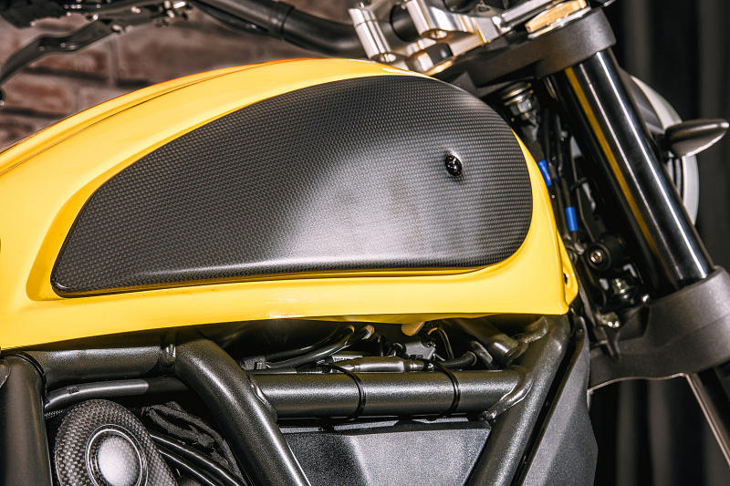 Kit viteria fianchetti serbatoio in carbonio Ducati Scrambler