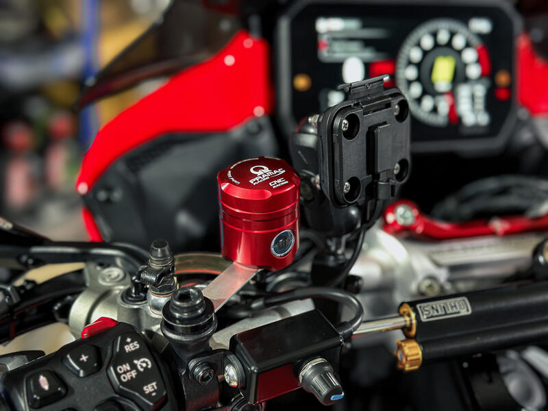 Serbatoio olio freno-frizione 12 ml MONOCHROME tre beccucci PRAMAC RACING Limited Edition