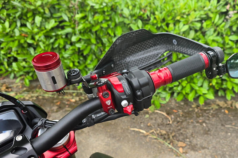 Kit staffe serbatoio fluido freno e frizione Ducati Hypermotard 698 Mono