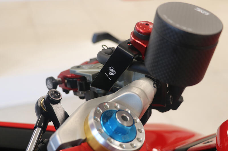 Kit staffe serbatoio fluido freno e frizione per Ducati Panigale V2 MY 2025