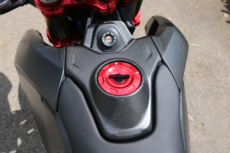 Fuel tank top cover Ducati Hypermotard 698 Mono - Carbon