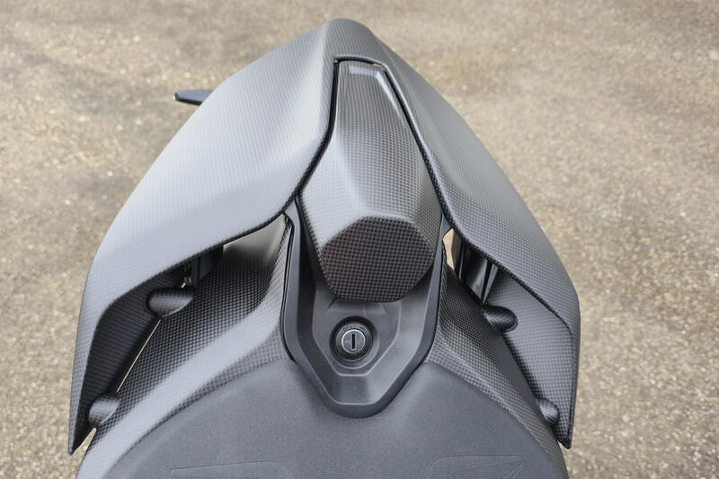 Schienalino / Tampone sella posteriore in carbonio per Ducati Panigale V4 MY 2025 e Streetfighter V4 MY2025