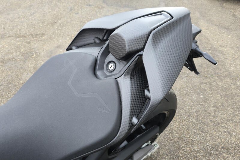 Schienalino / Tampone sella posteriore in carbonio per Ducati Panigale V4 MY 2025 e Streetfighter V4 MY2025