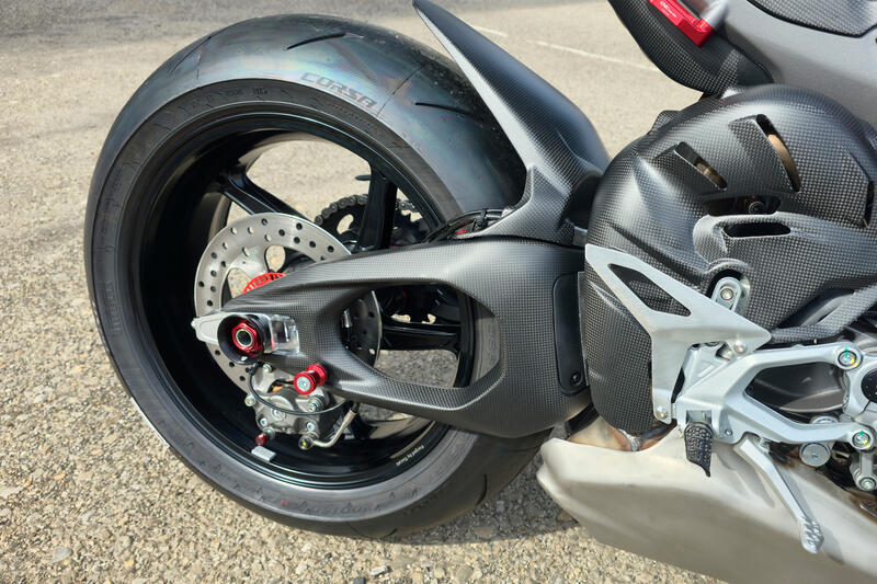 Cover Forcellone Destra e Sinistra in Carbonio &ndash; Ducati Panigale V4 / Streetfighter V4 2025