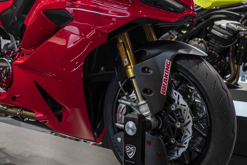 Carbon front fender for Ducati Panigale V2 and Streetfighter V2 MY2025