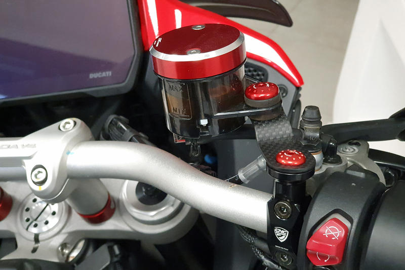 Staffe serbatoi liquidi freno anteriore e frizione Ducati Multistrada V4 / V2 MY2025 - Carbonio