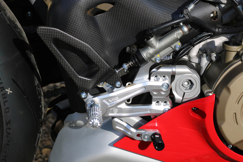 Pedane regolabili Ducati per serie Panigale V4 - Carbon Argento