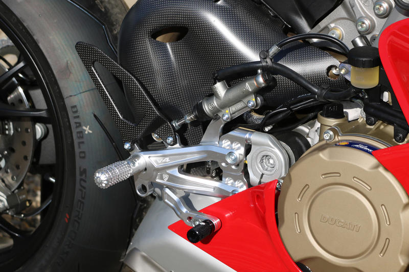 Pedane regolabili Ducati per serie Panigale V4 - Carbon Argento