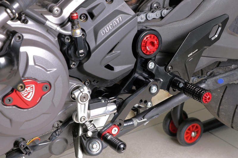 Pedane regolabili pilota Ducati Monster 937 Nero/Rosso